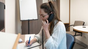 Sophie Geßner, wissenschaftliche Mitarbeiterin im Institut für Psychologie, in einer Telefonsprechstunde für pflegende Angehörige von Demenzkranken.