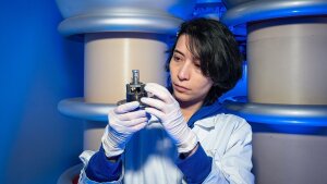 Die technische Mitarbeiterin Parisa Mirzaei bereitet am Institut für Festkörperphysik der Universität Jena den Ionenbeschleuniger "Romeo" für ein Experiment vor.