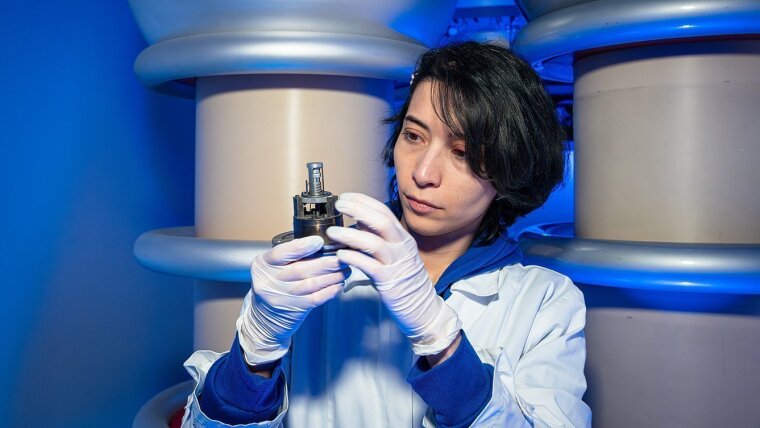 Die technische Mitarbeiterin Parisa Mirzaei bereitet am Institut für Festkörperphysik der Universität Jena den Ionenbeschleuniger "Romeo" für ein Experiment vor.