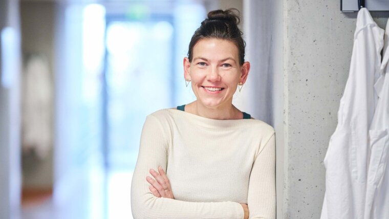 Prof. Dr. Ute Hellmich researches in the Cluster of Excellence “Balance of the Microverse”at the University of Jena.