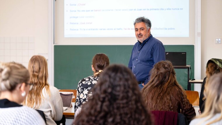 Dr. Jorge Peña von der Universität Jena vor Studierenden.