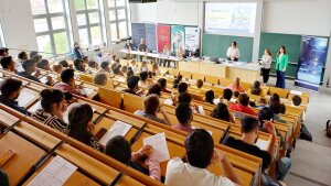 Hörsaal voller Menschen