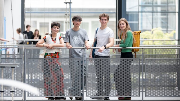 Studieninteressierte am Campus