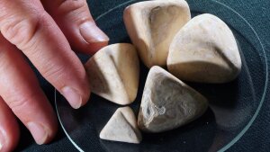 Blasensteine in typischer Tetraederform. Die Steine stammen aus dem Geomuseum Münster.