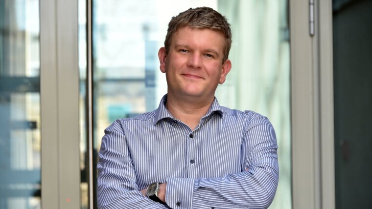 Chemiker Prof. Dr. Martin Oschatz leitet das Projekt an der Universität Jena.