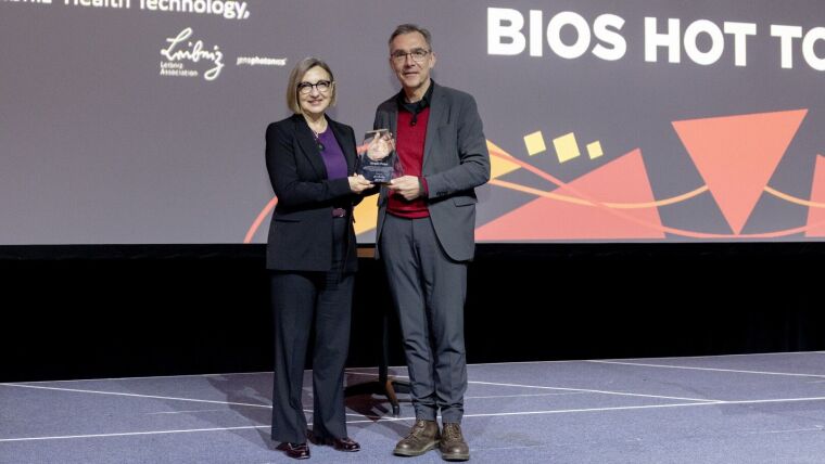Auszeichnung in San Franciso: Prof. Laura Marcu (University of California, Davis) verleiht Prof. Jürgen Popp (Leibniz-IPHT, Universität Jena) in San Francisco den SPIE Biophotonics Technology Innovator Award.