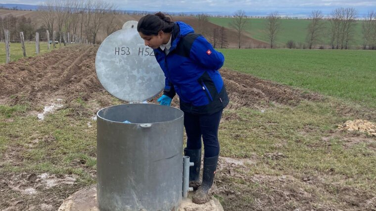 Doktorandin Alisha Sharma am Grundwasserbrunnen mit eingesetzten passiven Probennehmern.