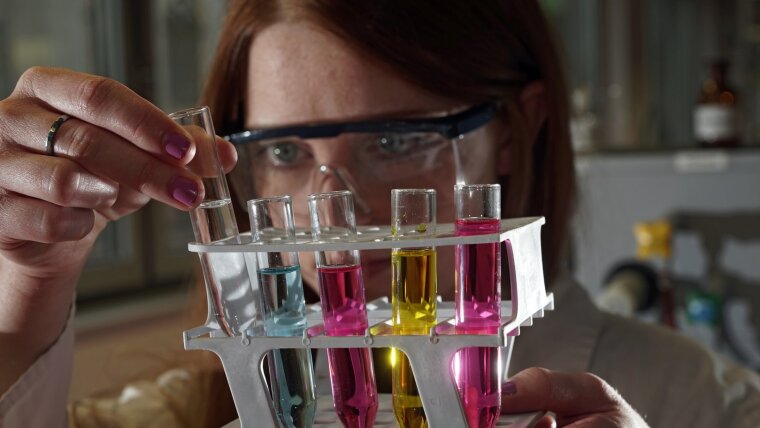 Foto: Wissenschaftlerin in einem Labor am Institut für Anorganische und Analytische Chemie der Universität Jena