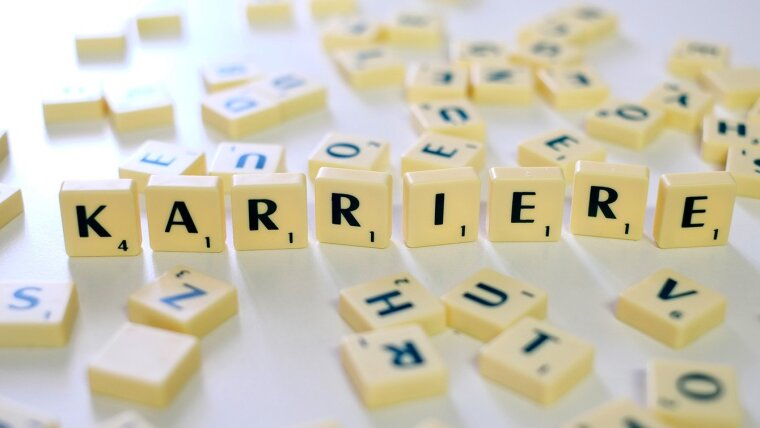 Scrabblesteine, die das Wort "Karriere" bilden