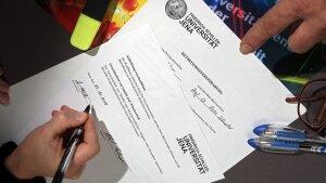 Hand, die Betreuungsvereinbarung unterschreibt