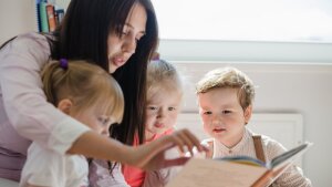 Frau liest Kindern vor