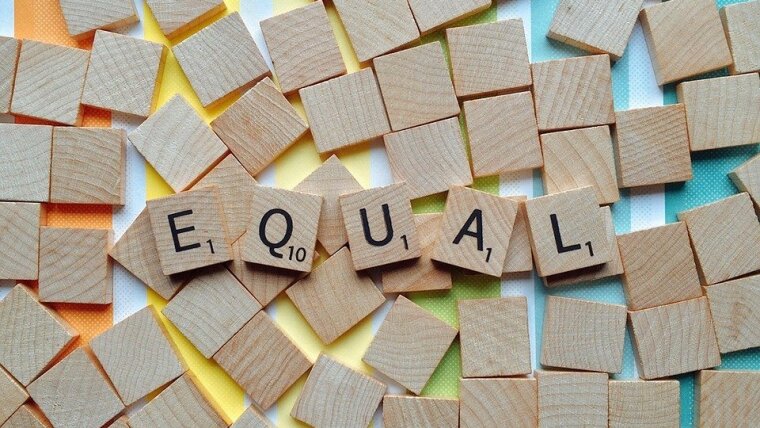 Equal auf Holzplättchen