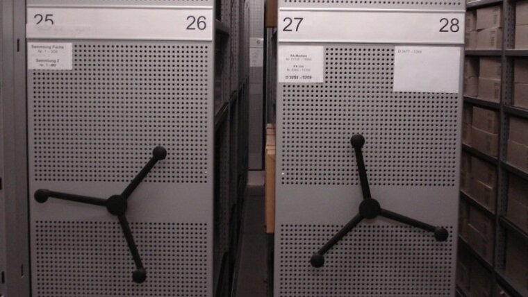 Regalanlage im Magazin des Universitätsarchivs Jena