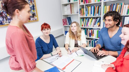 Studierende w&auml;hrend einer Gruppenarbeit