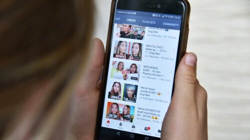 Studentin surft mit ihrem Smartphone im Internet