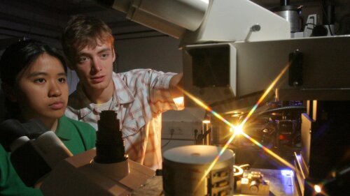 Promovierende im Mikrospektroskopie-Labor