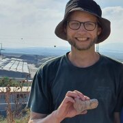 Platzhalterbild — Johannes Seidel mit Fundstück von einer Ausgrabungsstätte