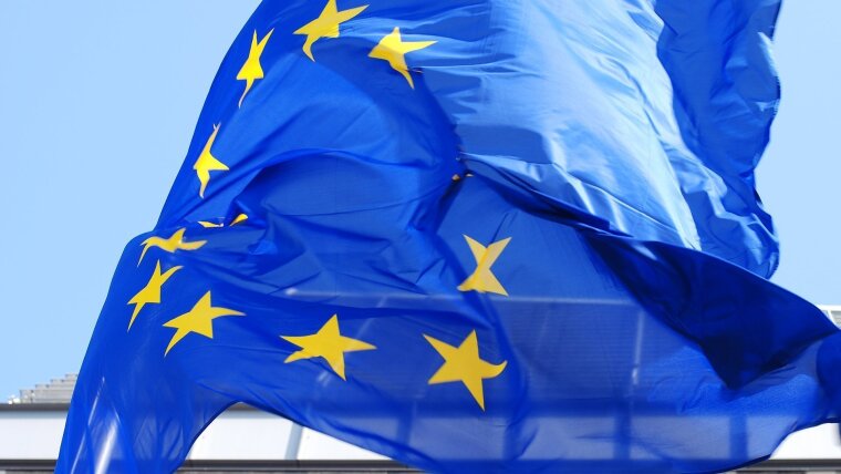 EU-Fahne vor Gebäude