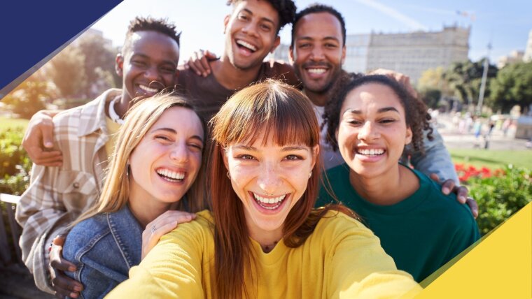 Studierende machen ein Selfie in einem Park