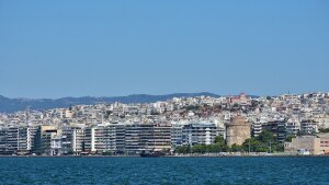 Blick über die Promenade an der Küste in Thessaloniki