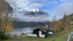 Blick auf einen schneebedeckten Berg im Eikesdal, Norwegen