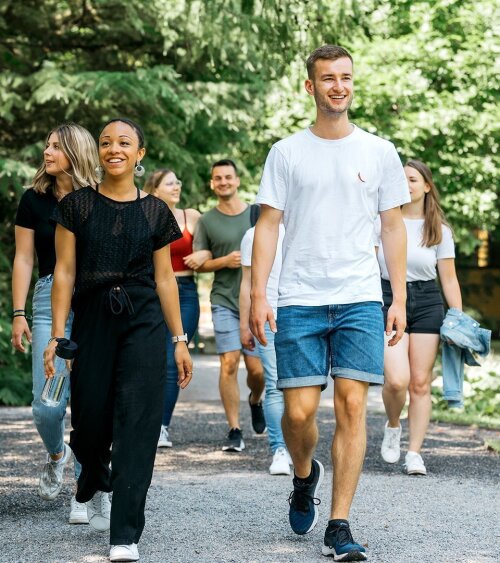 Junge Menschen laufen durch einen Park