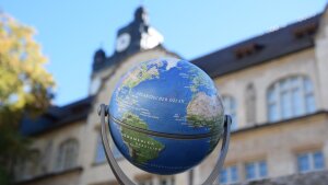Globus vor Universitätshauptgebäude