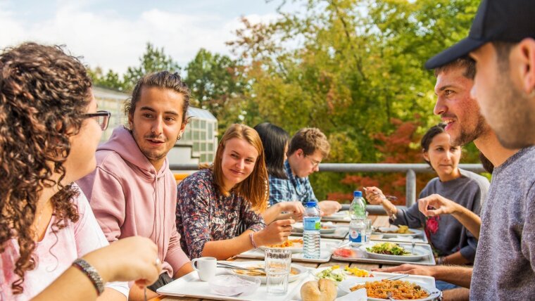 International students having lunch in the Mensa