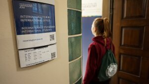 Eine junge Frau betritt das Internationale Büro