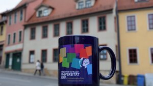 Tasse vor dem Internationalen Centrum