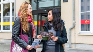 Mentoringteam vor dem Bürgerservice Jena