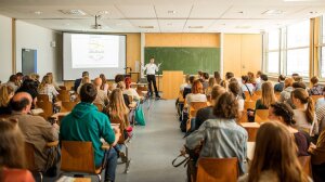 Studierende sitzen in einem Seminar