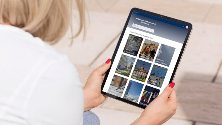 Studentin stellt eine Anfrage über das Service-Desk-Portal.