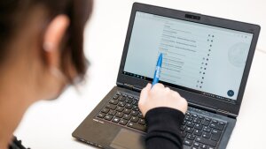Studieninteressierte recherchiert in der Studiengangsdatenbank