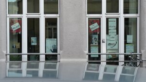 Fensterfront des Studierendenrates der Friedrich-Schiller-Universität Jena in der Carl-Zeiss-Straße