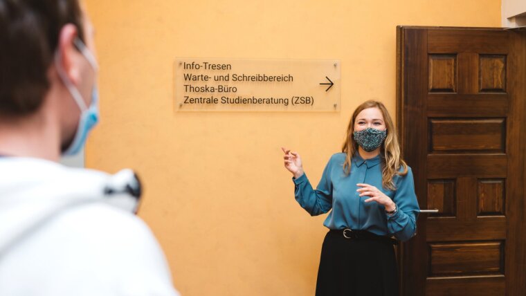 Studieninteressierte auf dem Weg zur Zentralen Studienberatung