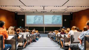 Studierende sitzen in einem Hörsaal