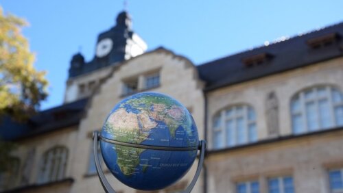Globus vor dem Universitätshauptgebäude