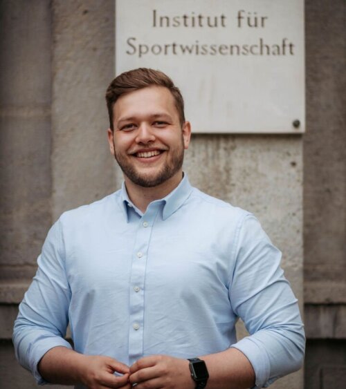 Markus Wolf vor dem Institut für Sportwissenschaft