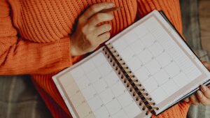 Student writes appointments in a calendar