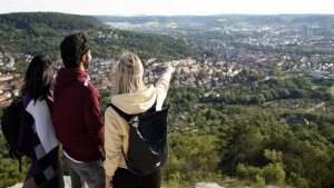 Studierende genießen die gute Aussicht in Jena.