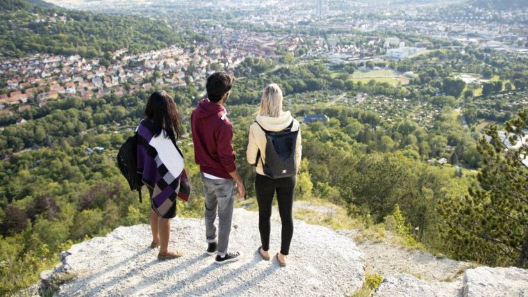 Studierende genießen die gute Aussicht in Jena.