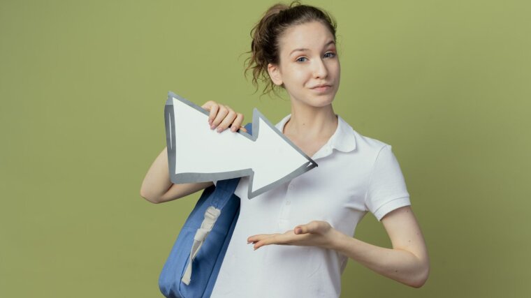 Studentin hält einen Papierpfeil in der Hand