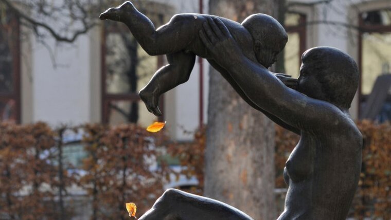 Mutter Statue