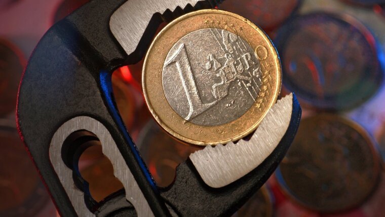 Geld und Zange