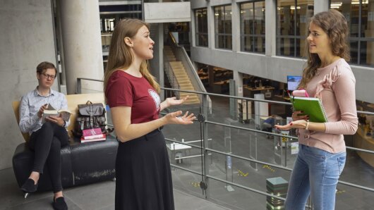 Studentinnen im Gespräch