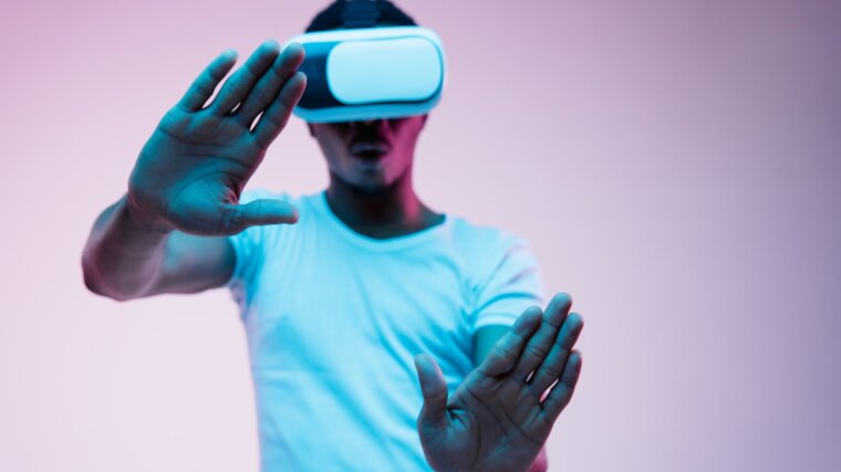 Student with virtual reality glasses