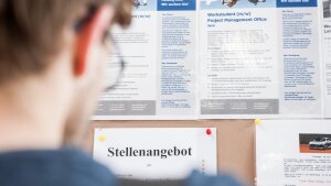 Student liest Stellenangebot