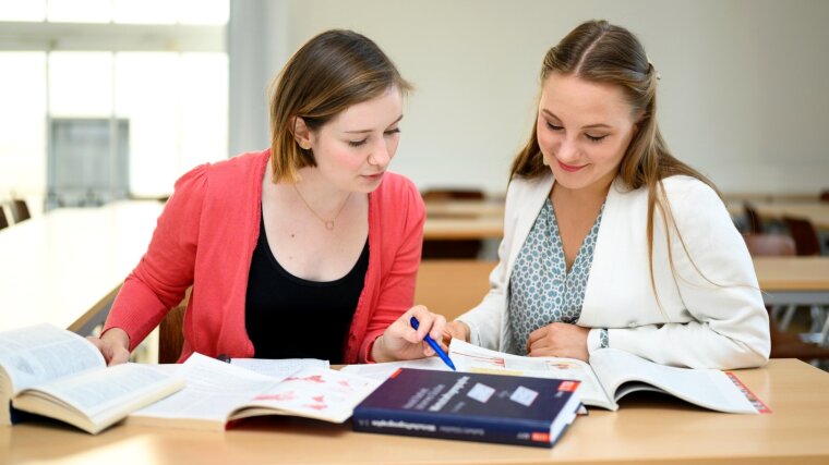 Zwei Studentinnen beim Lernen