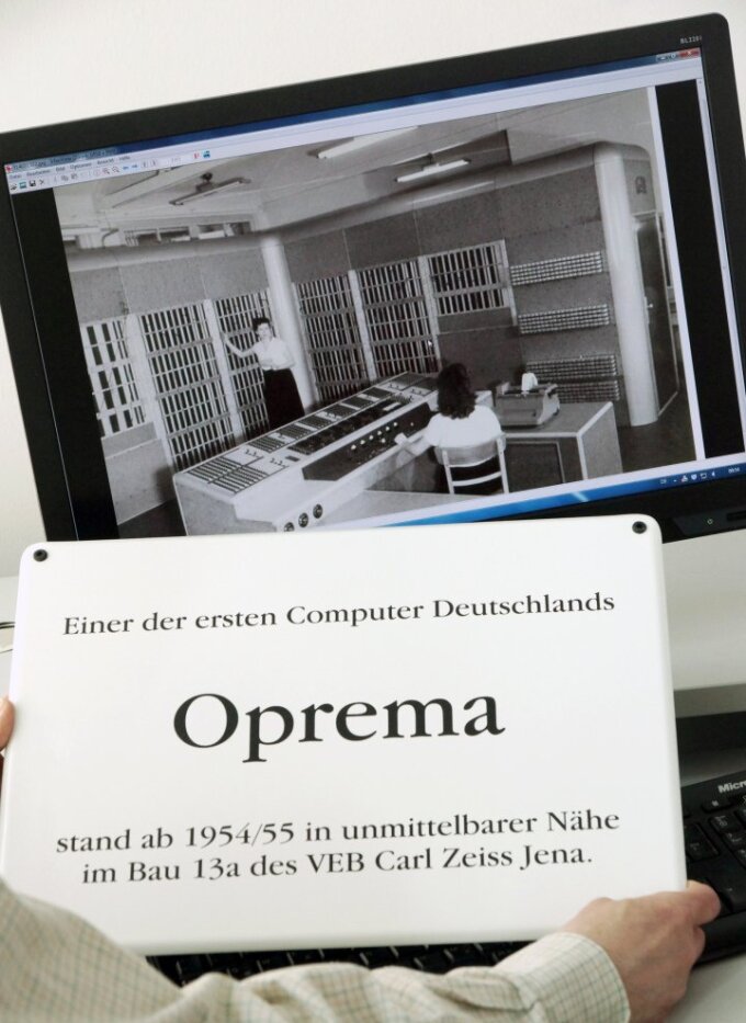 Commemorative plaque to the OPREMA computer for optical calculations built by Zeiss
